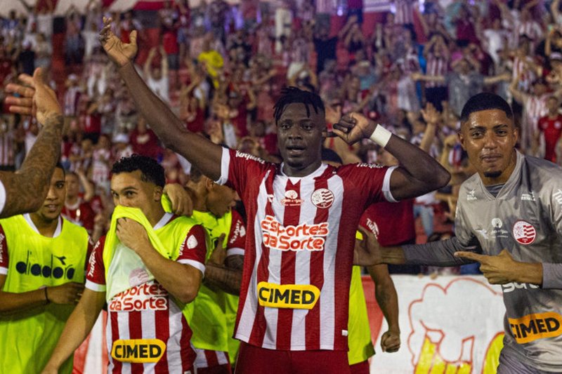 Samuel Otusanya em comemoração de gol pelo Náutico