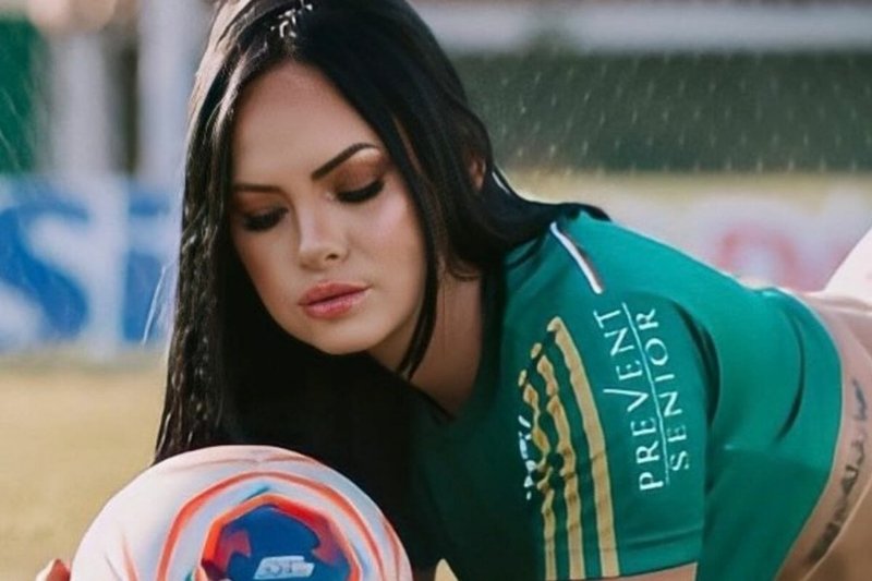 Musa do Palmeiras entra em campo de biquíni verde e coloca curvas para jogo