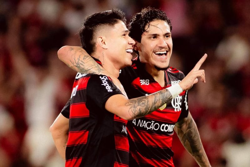 Luiz Araújo e Pedro, jogadores do Flamengo, abraçados