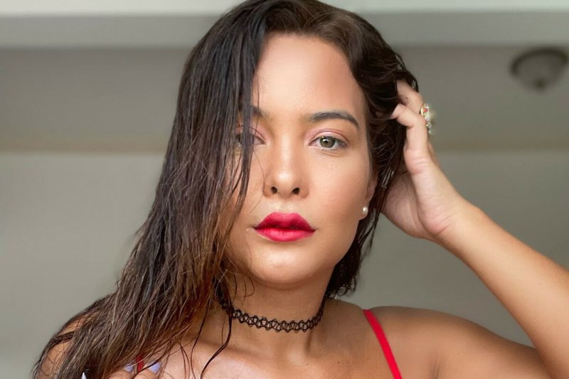 Geisy Arruda renova o bronzeado de biquíni vermelho e dá zoom nas marquinhas