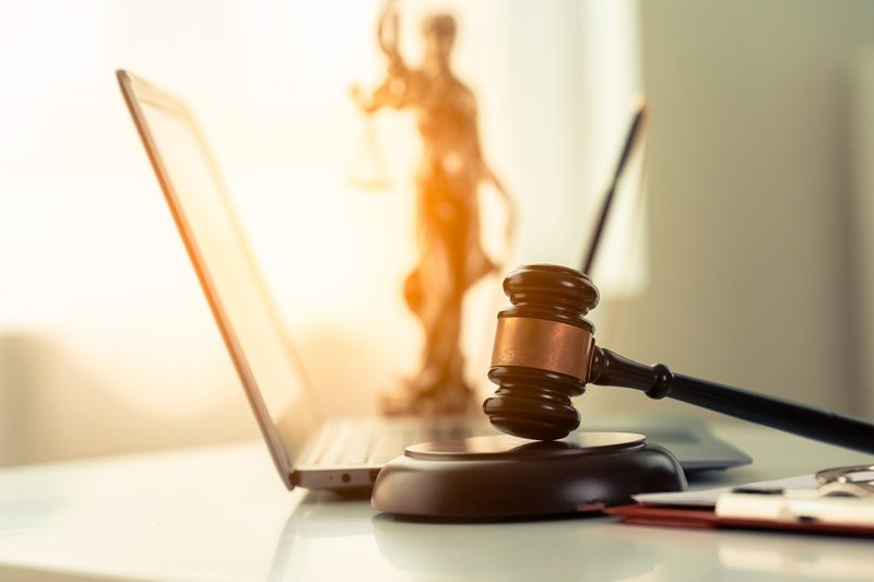 Imagem para representar conceito de lei e justiça na mesa no escritório moderno