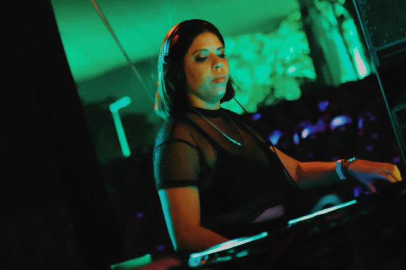 DJ e produtora pernambucana Nadejda, fundadora da MaddaM Music