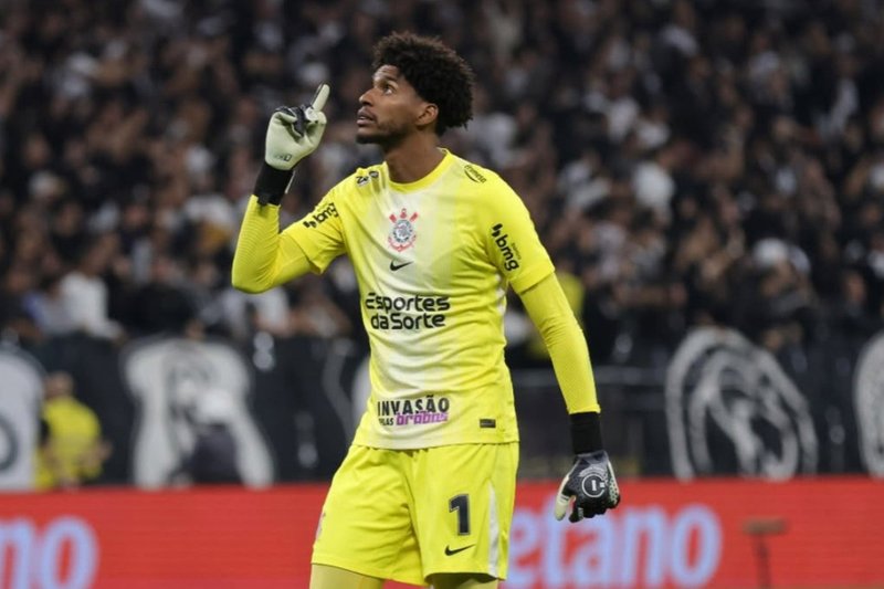 Hugo Souza, goleiro do Corinthians, aponta para o céu