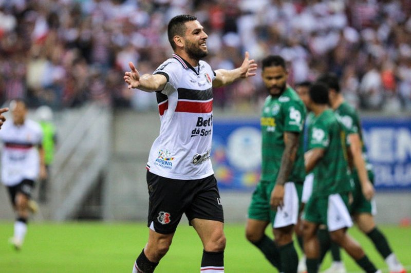 William Alves em comemoração de gol para o Santa Cruz na Série D 2025