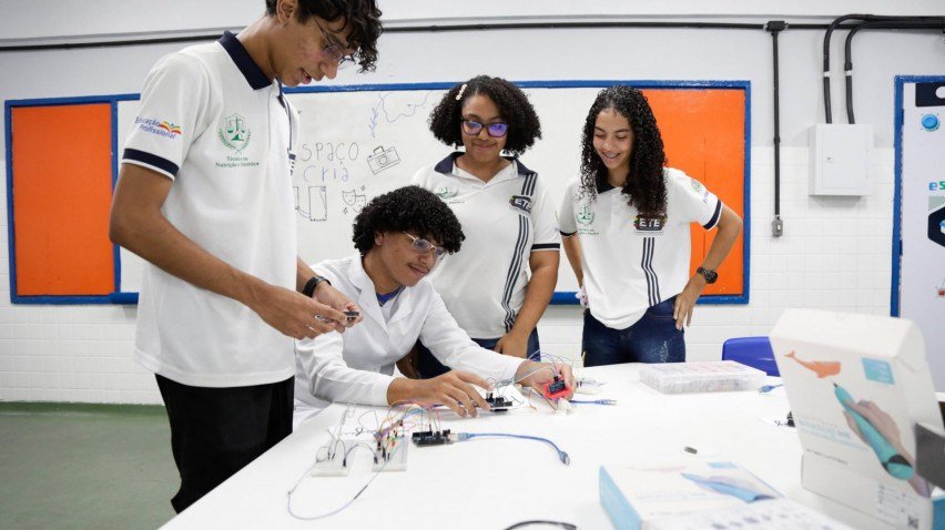 Estudantes da rede estadual de ensino em um Espaço CRIA