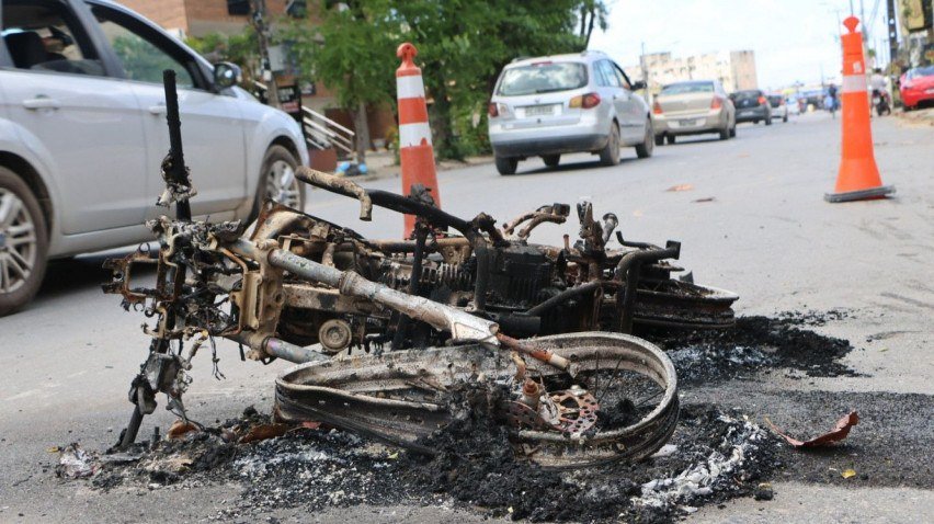 Motocicleta ficou totalmente carbonizada ap&oacute;s a colis&atilde;o com o carro, e as v&iacute;tmas - um homem e uma mulher - foram socorridas pelo Corpo de Bombeiros e pelo Samu