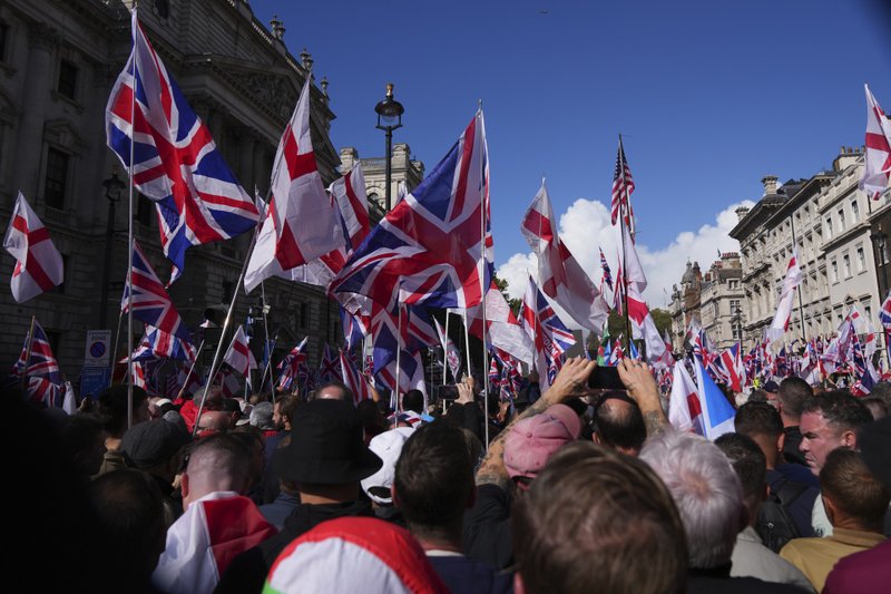 Cerca de 110 mil pessoas participam de um protesto por mais "liberdade de expressão" em Londres, em movimento foi convocado pelo ativista britânico de extrema direita Tommy Robinson