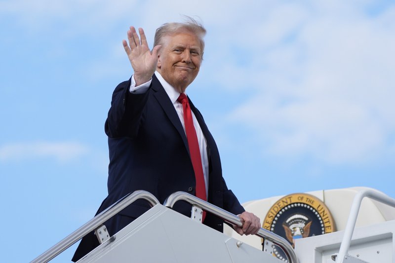 O presidente dos EUA, Donald Trump, embarca no Air Force One na Base Aérea Andrews rumo a Nova York