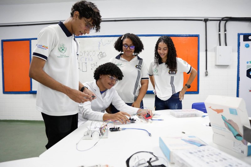 Estudantes da rede estadual de ensino em um Espaço CRIA