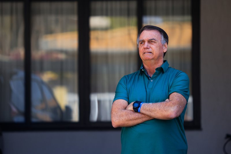Bolsonaro irá retirar um "nevo melanocítico do tronco", uma pinta que costuma ser benigna, e o material será encaminhado para biópsia