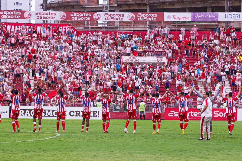 Jogadores do Náutico saudando a torcida no campo dos Aflitos