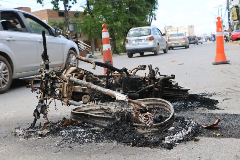 Motocicleta ficou totalmente carbonizada ap&oacute;s a colis&atilde;o com o carro, e as v&iacute;tmas - um homem e uma mulher - foram socorridas pelo Corpo de Bombeiros e pelo Samu