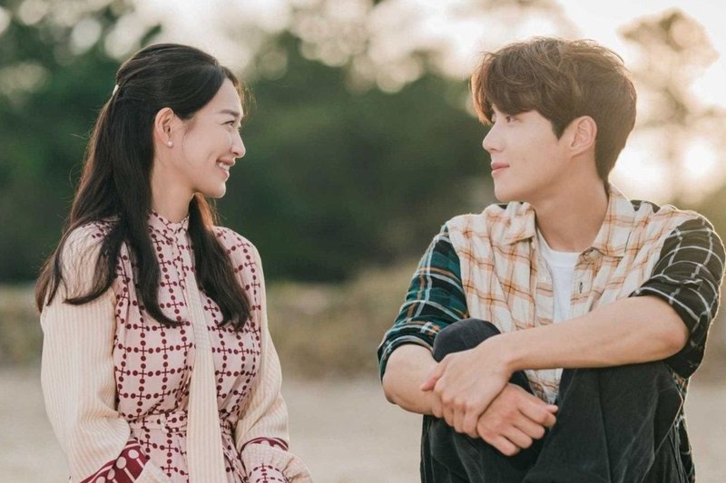 Imagem do dorama Hometown Cha Cha Cha, disponível na Neflix