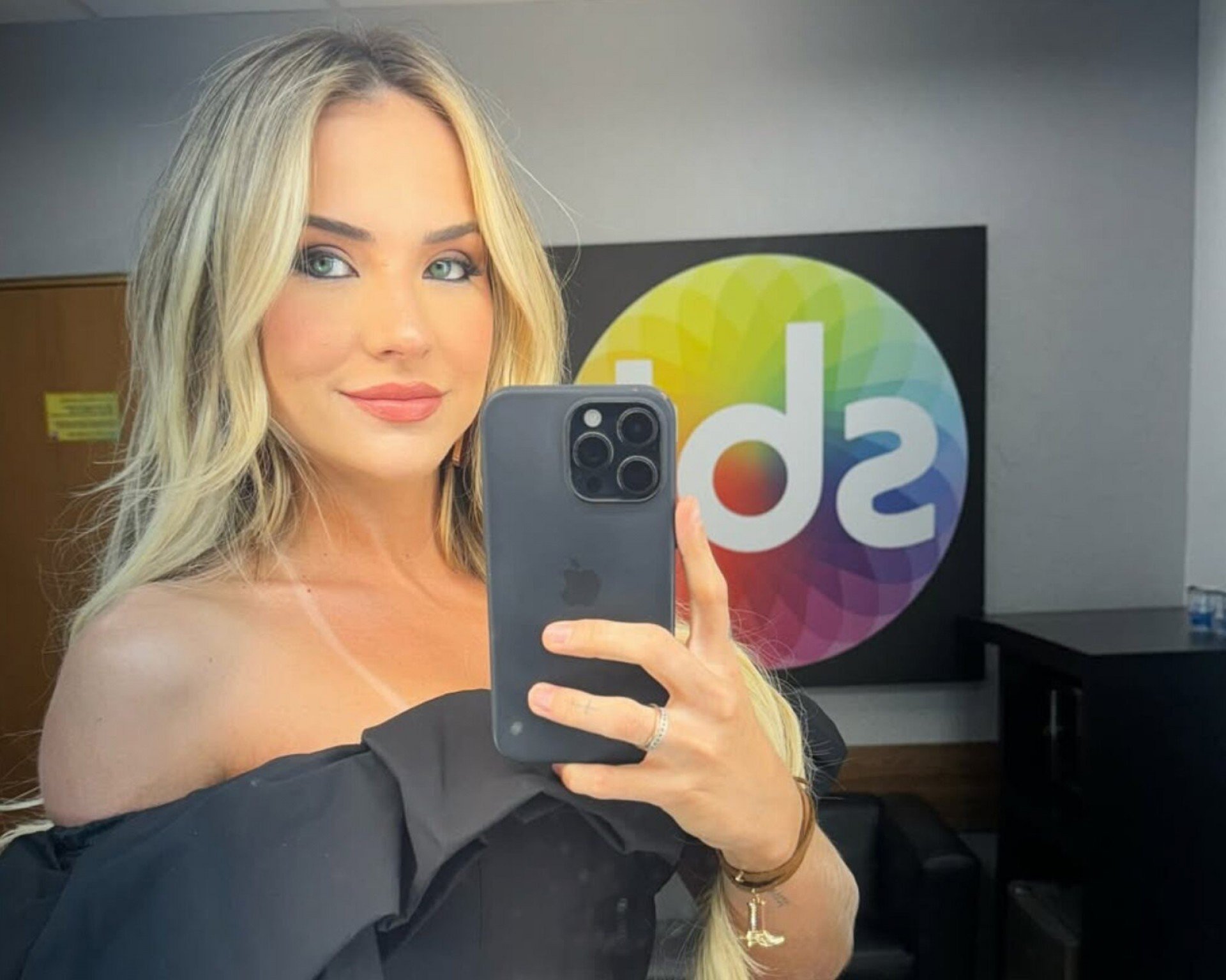 Gabi Martins surge de biquíni em selfie e exibe decote saliente