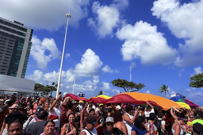 24ª edição da Parada da Diversidade foi realizada no Parque Dona Lindu, em Boa Viagem, neste domingo (14)