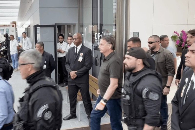 Condenado por tentativa de golpe de Estado, Bolsonaro teve escolta policial e autorização do STF para tratamento dermatológico em Brasília