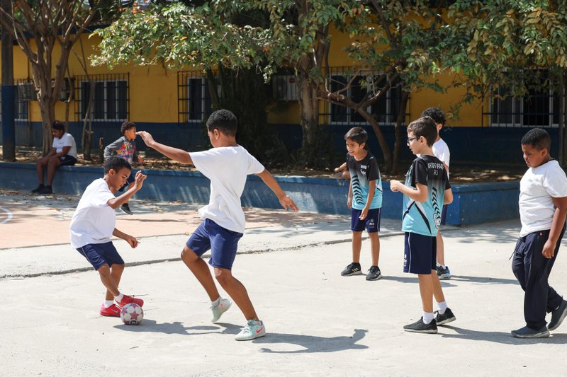 No Rio de Janeiro, alunos jogam futebol durante intervalo na escola
