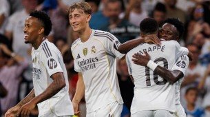 Jogadores do Real Madrid abraçam Vinicius Júnior