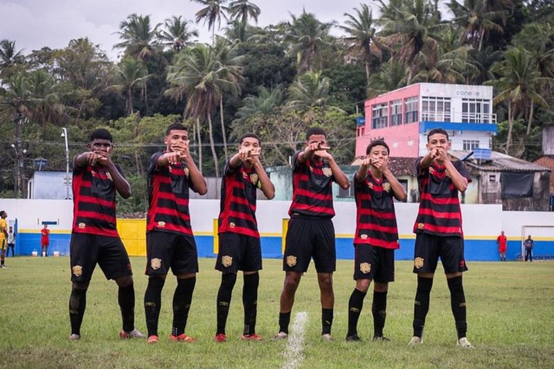 Jogadores do Sport comemoram gol no Campeonato Pernambucano Sub-15