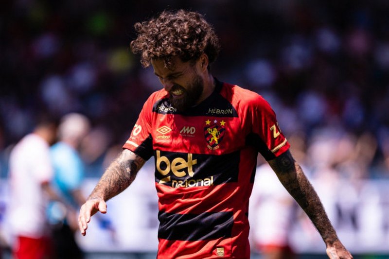 Lucas Lima, meia do Sport, cabisbaixo