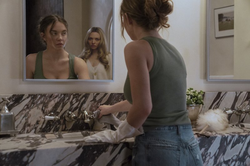 Sydney Sweeney como Millie e Amanda Seyfried como Nina em "A Empregada"