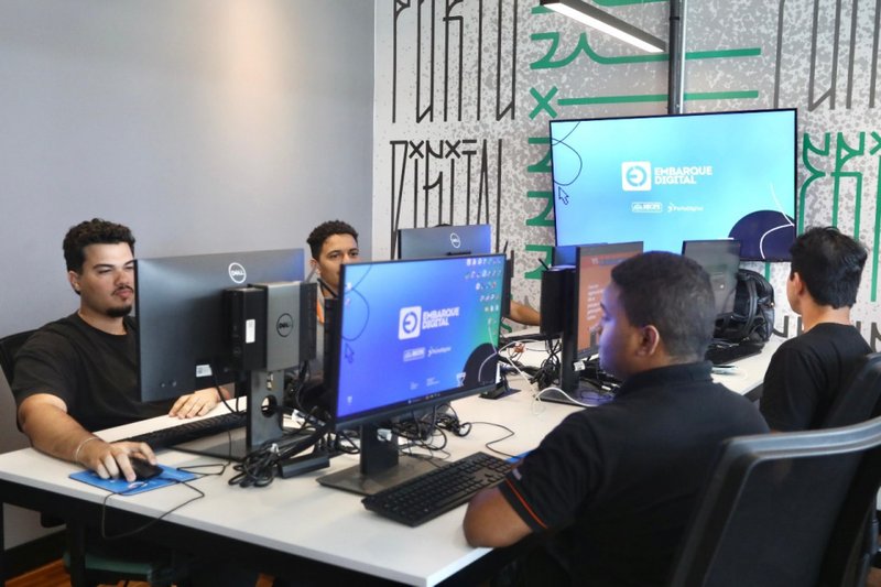 O Embarque Digital, uma parceria com o Porto Digital, já ofereceu mais de 2 mil bolsas de estudo em seu primeiro ciclo
