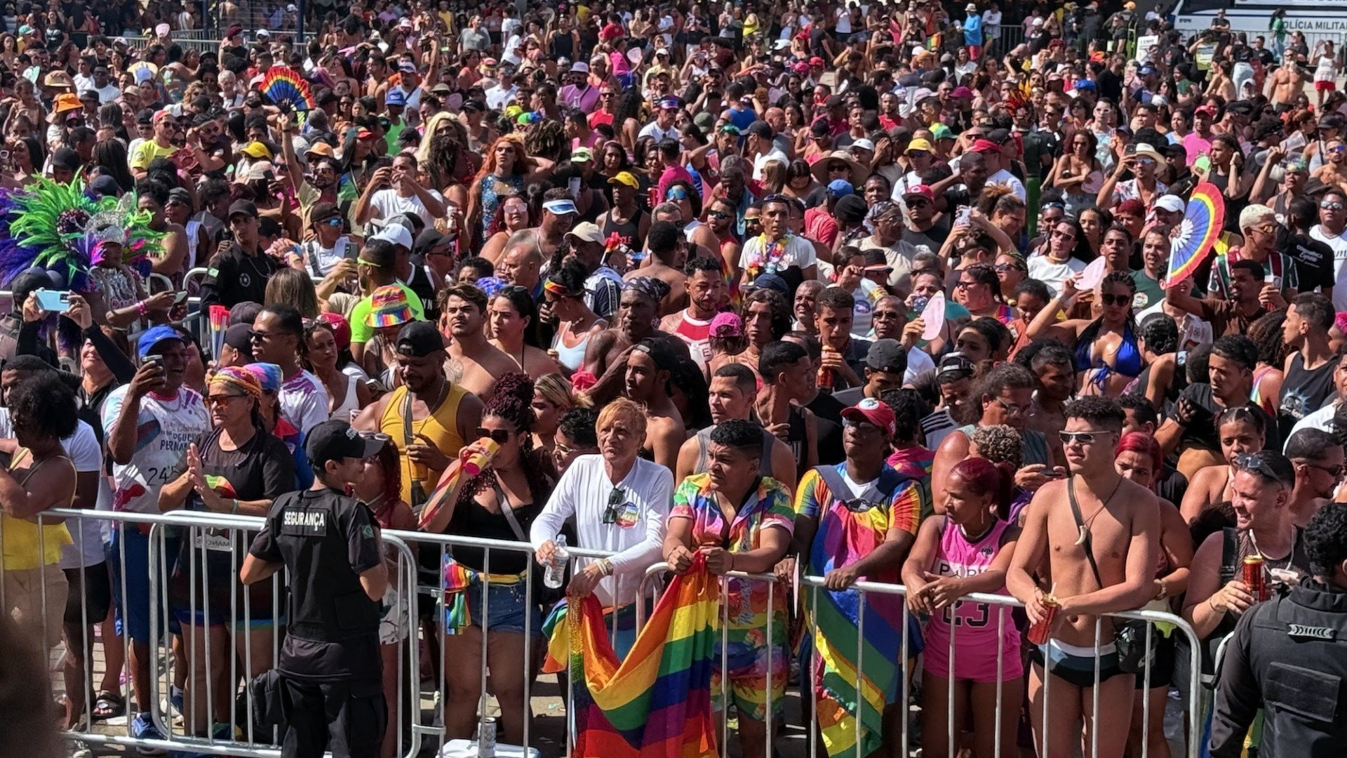 Parada da Diversidade de Pernambuco lota Parque Dona Lindu com em novo formato com shows, reforço de policiamento e revista no público