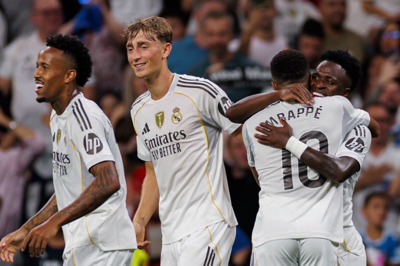 Jogadores do Real Madrid abraçam Vinicius Júnior