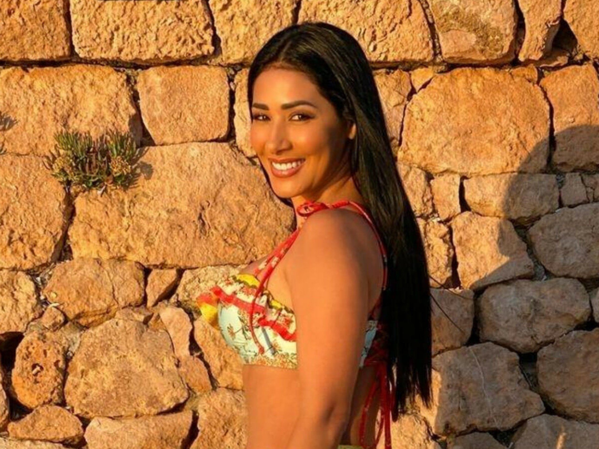 Simaria posa de biquíni no quintal e empolga com empinadinha: “Vamos aproveitar”