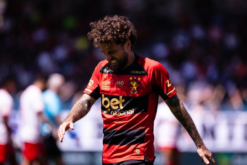 Lucas Lima, meio-campista, cabisbaixo em jogo do Sport