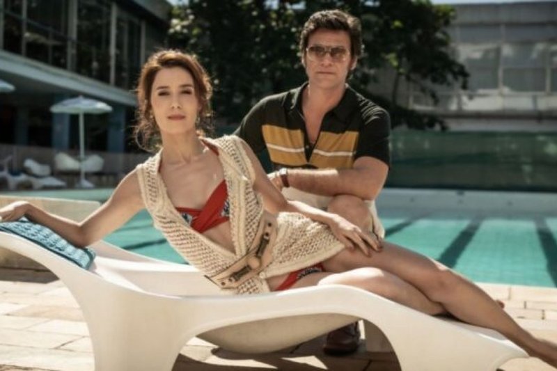 Marjorie Estiano e Emílio Dantas na série Ângela Diniz: Assassinada e Condenada
