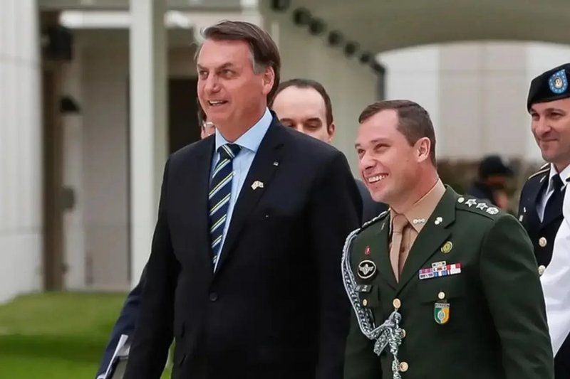 Bolsonaro e seu ex-ajudante de ordem Mauro Cid 