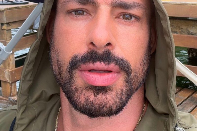 Galã de Vale Tudo, Cauã Reymond exibe abdômen trincado e web pira: ‘Não julgo a Odete’