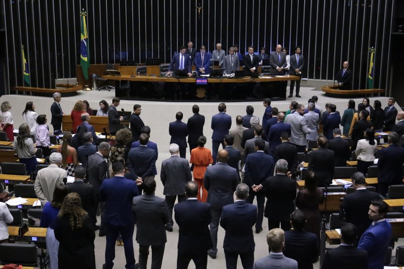 Câmara dos Deputados aprovou, em primeiro turno, a chamada "PEC da Blindagem", que protege deputados de processos e prisões
