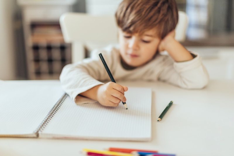 Dificuldade no planejamento motor impacta ações do dia a dia, como desenhar e escrever