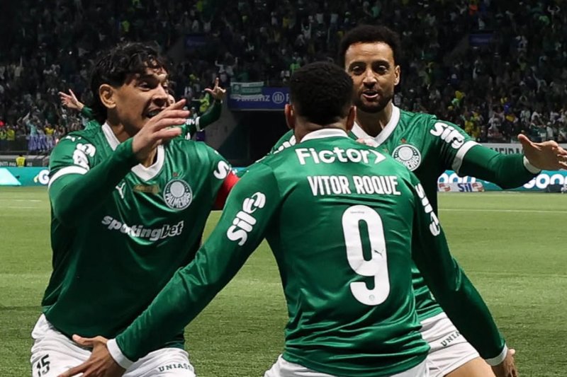 Vitor Roque celebra gol com companheiros do Palmeiras