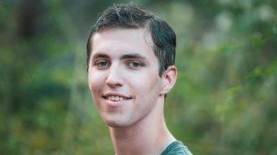 Tyler Robinson, jovem acusado de ter assassinado Charlie Kirk, foi reconhecido e entregue pelos próprios pais