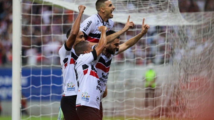 Jogadores do Santa Cruz em comemoração de gol pela Série D