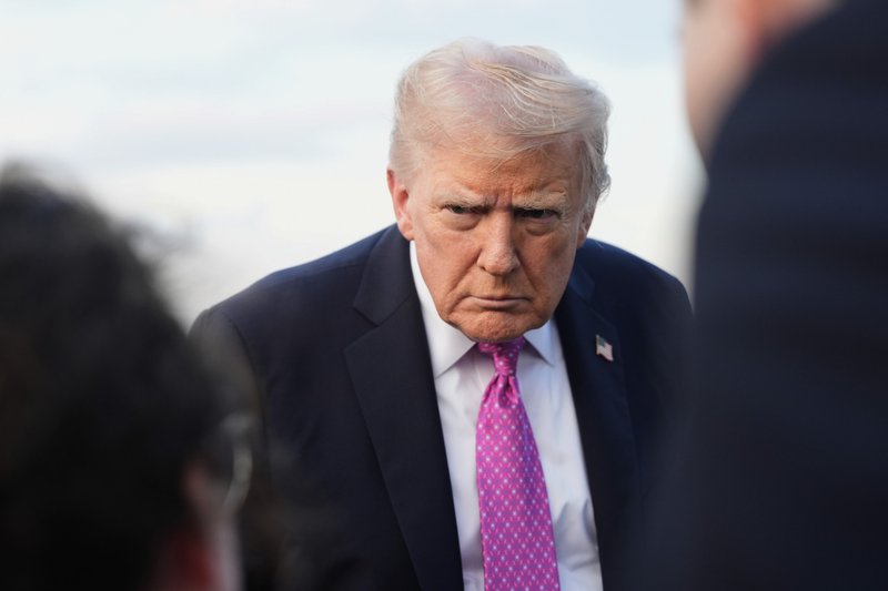 O presidente dos Estados Unidos, Donald Trump, fala com repórteres antes de embarcar no Air Force One no Aeroporto de Morristown, na cidade de Morristown, em Nova Jersey (EUA)