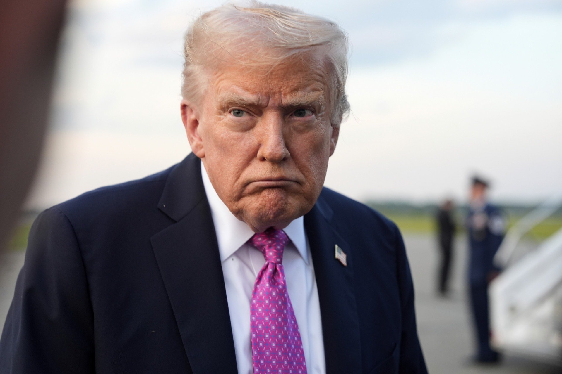 Trump adiciona taxa de US$ 100.000 para visto H-1B e lança 'Gold Card' a partir de US$ 1 milhão