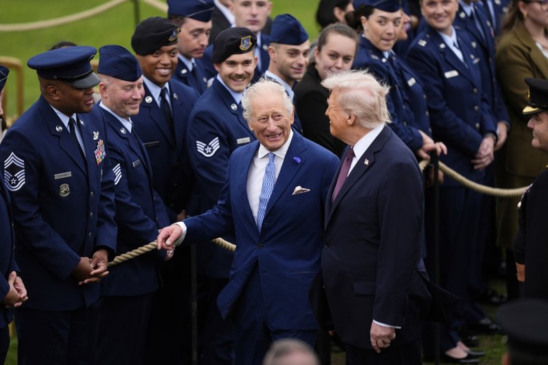 O presidente dos Estados Unidos, Donald Trump, e o rei Charles III da Grã-Bretanha conversam com militares após a cerimônia de retirada no Castelo de Windsor, na Inglaterra