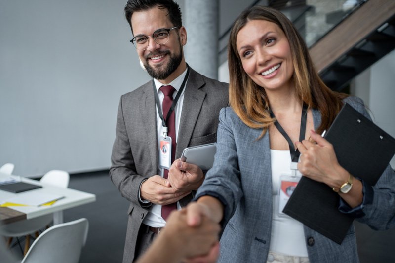 Executivos apertando as mãos na reunião da conferência