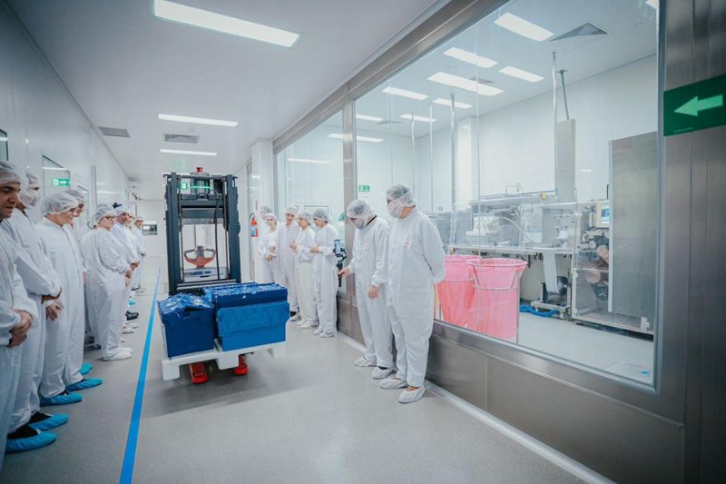 A expansão, já em andamento, adicionará 13.565 m² à estrutura e permitirá a produção de até 40 milhões de unidades de medicamentos estéreis por ano