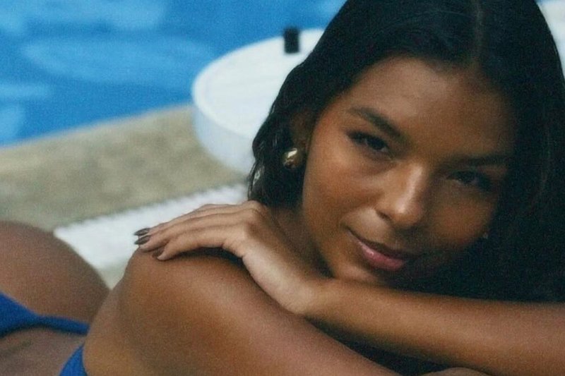 Mell Muzzillo, atriz de Três Graças, arrasa com biquíni azul estiloso enquanto aproveita banho de sol à beira da piscina