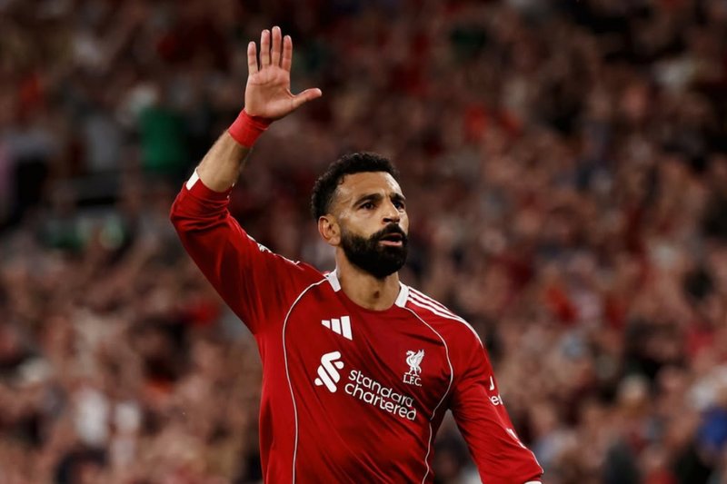 Mohamed Salah com o braço direito erguido