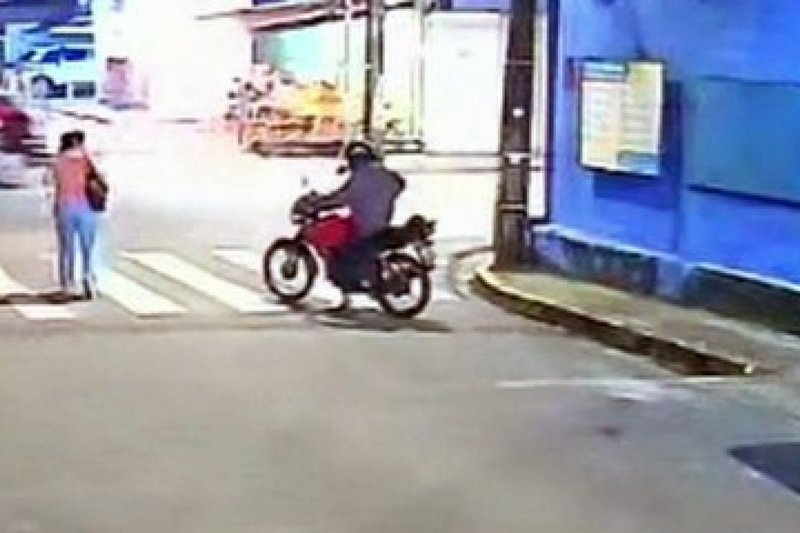 Polícia apresenta suspeito preso no Recife, acusado de praticar série de roubos em diferentes bairros da cidade.