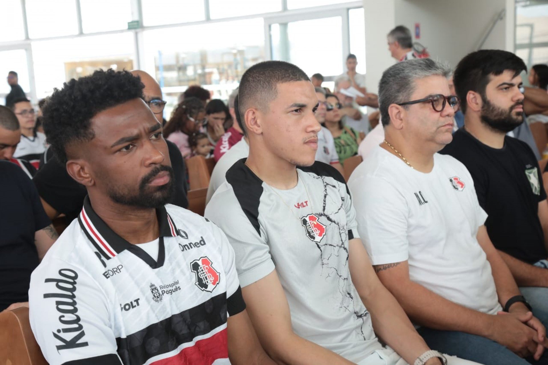 Com festa da torcida, Santa Cruz sobe o Morro da Conceição para agradecer acesso