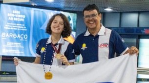 Imagem de Júlia e professor após vitória na Olimpíada