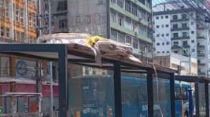 Paradas de ônibus viram depósito de lixo e entulhos na Conde da Boa Vista