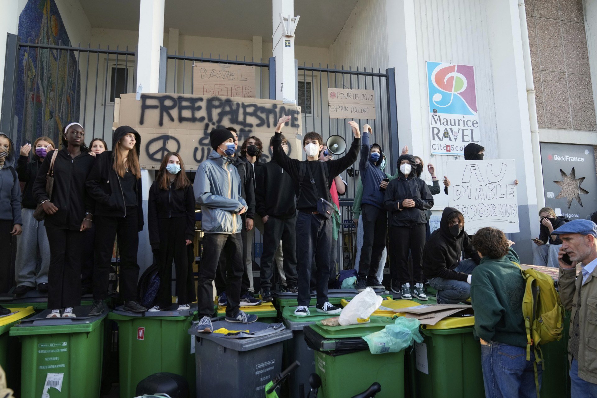 França: milhares de manifestantes tomam ruas em protesto contra Macron e seu novo premiê